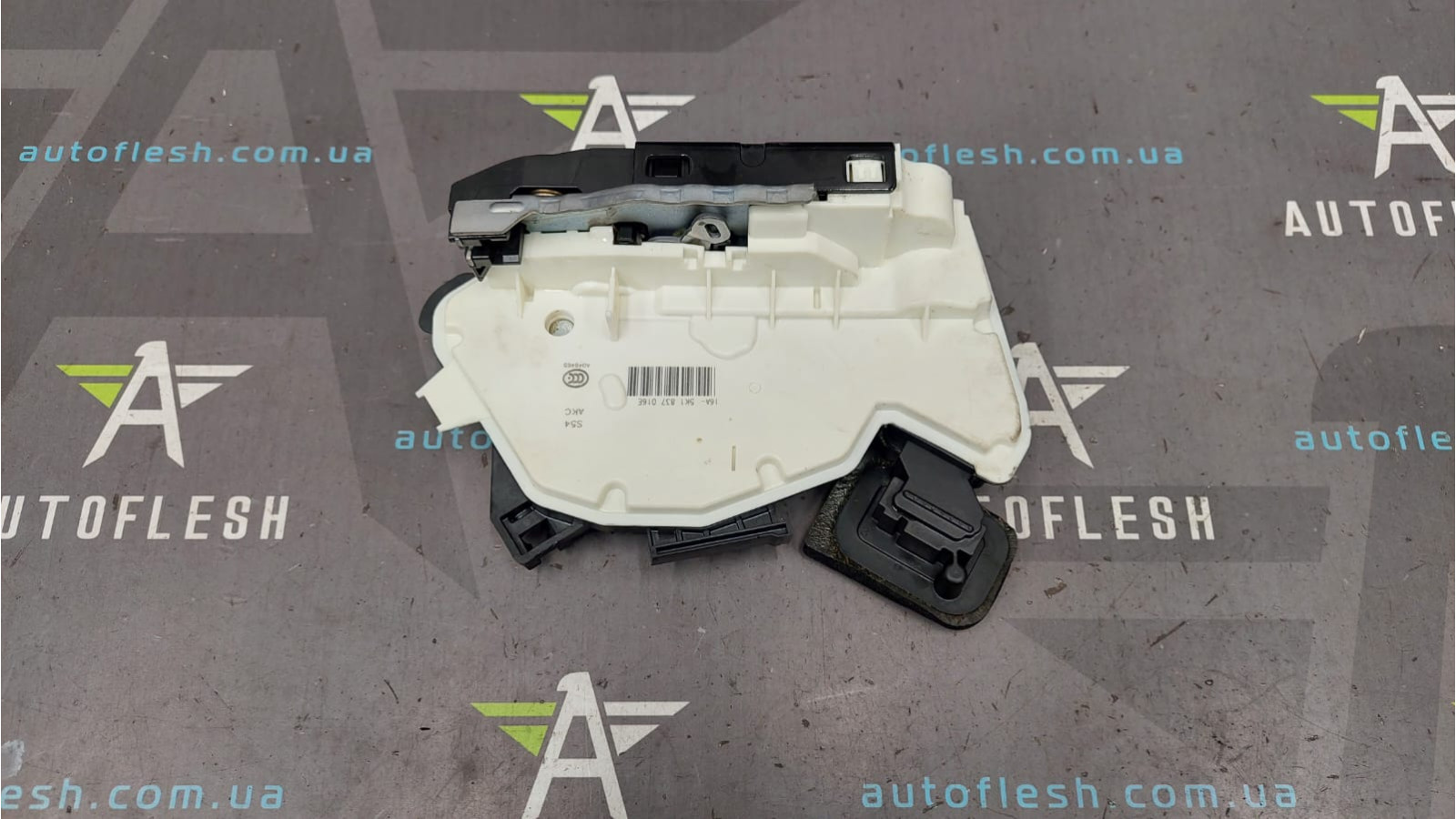 Замок двери передний правый 5K1837016E Seat Skoda Volkswagen бу